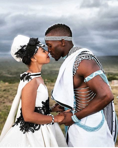 Xhosa Wedding Decor, Xhosa Wedding Dresses, Tswana Traditional Wedding Dresses, Xhosa Wedding, Xhosa Attire, Couple Noir, African Love, African Wedding Attire, Traditional African Clothing