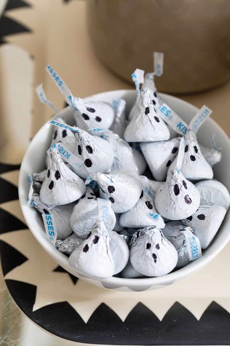 Halloween Shower Ideas, Halloween Sleepover, Soirée Halloween, Dulces Halloween, Halloween Party Snacks, Easy Halloween Food, Halloween Food Treats, Spooky Halloween Party, Halloween Tattoo