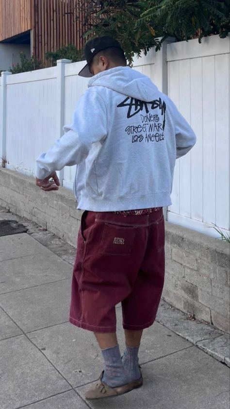 Shorts Outfits Men Streetwear, Mens Clothing Trends, Chris Brown Outfits, Brown Pants Outfit, Streetwear Fashion Men, Big Shorts, Stussy Hoodie, Mens Shorts Outfits, Red Pants