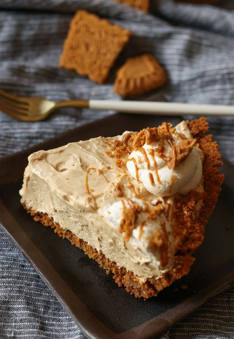 Cookie Butter Pie is an incredibly easy and delicious pie recipe. A cookie crust filled with a whipped, creamy cookie butter mousse! Cookie Butter Pie, Cookie Crust Recipe, Cream Filled Cookies, Yummy Pie Recipes, Favorite Pie Recipes, Super Easy Desserts, Banana Pie, Cookie Butter, Cold Desserts