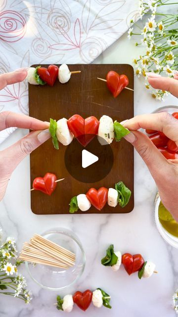 Heart Caprese, Caprese Salad Skewers, Caprese Skewers, Baby Tomatoes, Tomate Mozzarella, Tomato Mozzarella, 2024 Christmas, Valentine's Day Recipes, Valentines Food