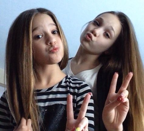 Dance Moms Mackenzie and Maddie Ziegler ✌️ Maddie And Mackenzie Ziegler, Maddie And Kenzie, Mckenzie Ziegler, Mom Selfies, Ziegler Sisters, Dance Moms Season, Dance Moms Maddie, Maddie Z, Dance Moms Pictures