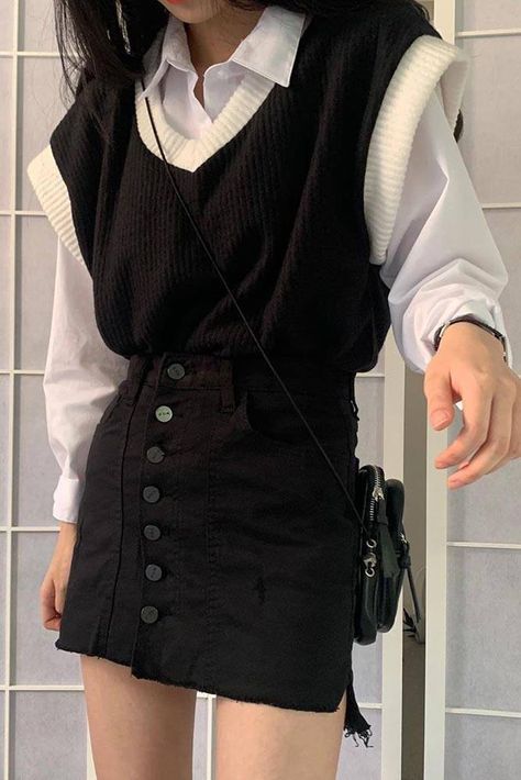 Cute and comfy school outfits for winter and spring that will make you the queen of your school! #glaminati #schooloutfits #backtoschooloutfits #schoollook  #vest #blackandwhiteoutfits Rok Outfit, Mode Ulzzang, Vetements Clothing, Outfit Autumn, Outfit Halloween, Academia Fashion, Mode Kpop, Outfit Jeans, Korean Girl Fashion