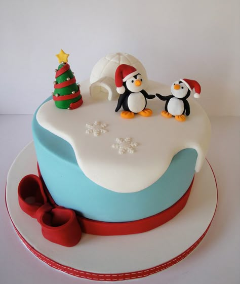 50 Creative Christmas Cakes Too Cool to Eat - Hongkiat Winter Torte, Christmas Cake Decorating, Penguin Cake, Penguin Cakes, Xmas Cakes, Christmas Cake Ideas, Christmas Cake Designs, Christmas Cake Decorations, Winter Cake