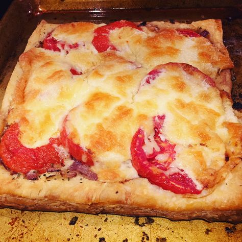 Puff Pastry Tomato Pie Puff Pastry Tomato Pie, Puff Pastry Tomato Tart, Tomato Ideas, Puff Pastry Tomato, Puffed Pastry, Southern Tomato Pie, Tomato Pie Recipe, Pastries Recipes Dessert, Pepperidge Farm Puff Pastry