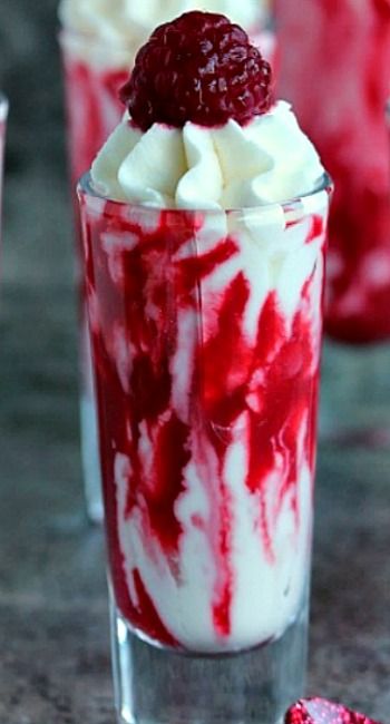 Raspberry Fool, Fool Recipe, Shot Glass Desserts, Dessert Shooters, Desserts In A Glass, Dessert In A Jar, Raspberry Recipes, Smoothie Shakes, Dessert Cups