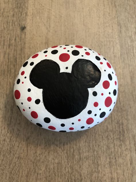 Rock Painting Disney Easy, Black And White Rock Painting, Mickey Mouse Painted Rocks, Disney Painted Rocks Easy, Cute Rock Painting Ideas Easy Animals, Cute Rock Painting Ideas Easy Disney, Painted Rocks Kids Easy, Rock Painting Disney, Rock Painting Ideas Disney