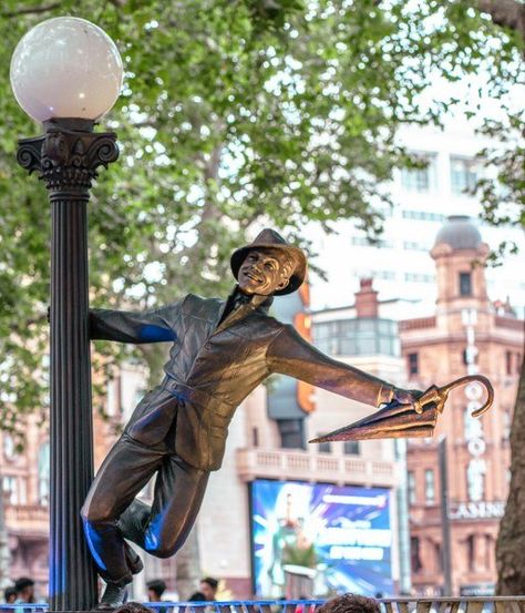 50 best statues in London you should see (and where to find them?)-London by An Famous Places In London, Free Museums In London, London Statues, Statues In London, London Bridges, London Tourist Attractions, London Walking Tours, London Famous Buildings, Diana Memorial