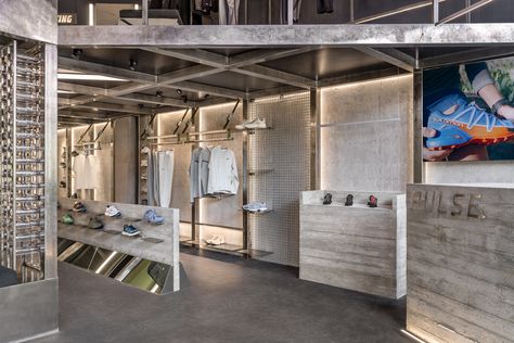 Gallery of Pulse Sportswear Store / Sobchenko Architects - 7 Sports Store Interior, Sports Retail Store Design, Tactical Store, Sportswear Store, Led Store, Retail Store Interior Design, Architectural Design House Plans, Retail Store Design, Apartment Complexes