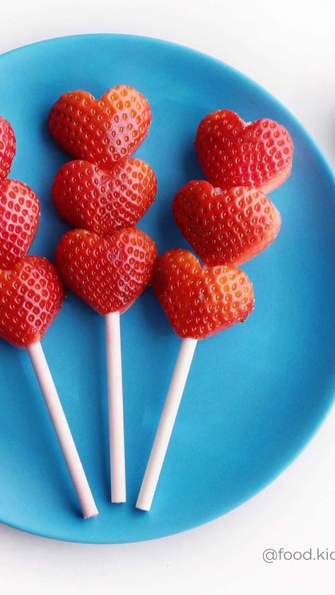 food.kids.love on Instagram: If you are looking for the easiest and quickest Valentine idea - strawberry hearts on a lollipop stick are always a win for kids. It’s… Food Kids Love, Easy Valentines Snacks, Valentines Healthy Snacks, Healthy Valentines Treats, Red Snacks, Strawberry Snacks, Valentines Party Food, Valentines Snacks, Healthy Valentines