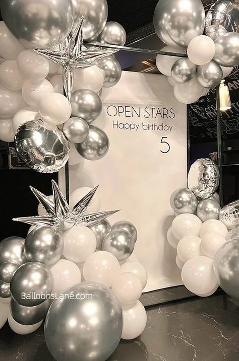 Bridal Balloons, Prom Backdrops, Disco Party Decorations, Balloon Garland Diy, Prom Decor, Silver Theme, 50th Party, Silver Party, Wedding Activities