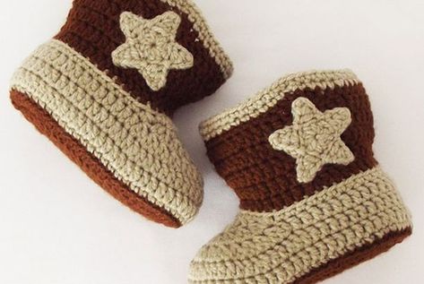 Baby Cowboy Booties - Free Pattern Crochet Cowboy Boots, Baby Cowboy Hat, Baby Cowboy Boots, Baby Ugg Boots, Baby Uggs, Boots Patterns, Crochet Hats Free Pattern, Baby Cowboy, Crochet Baby Clothes