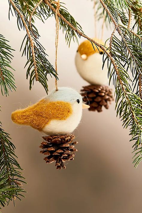 Pinecones Ornaments, Felted Christmas Ornaments, Nature Ornaments, Bead Painting, Felted Ornaments, Felt Birds Ornaments, Tovad Ull, Needle Felted Ornaments, Dove Ornaments