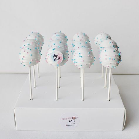 Cakepop Gender Reveal Ideas, Gender Reveal Ideas Cake Pops, Cake Pops Gender Reveal Cute Ideas, Cake Pop Gender Reveal Ideas, Gender Reveal Sweets Ideas, White Themed Gender Reveal, Gender Cake Pops, Gender Reveal Small Cake, Gender Reveal Cake Pops Ideas