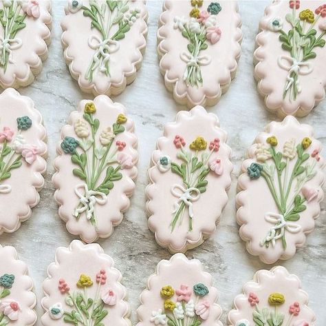 Erica on Instagram: "Bunches and bunches of flower bouquets!" Bridal Shower Fondant Cookies, Floral Cakepops, Wildflower Cookies Decorated, Sugar Cookie Flower Bouquet, Flower Bouquet Cookies, Flower Cookie Boquets, Fondant Biscuits, Wild Flower Decorated Cookies, Flower Cookies Bouquet