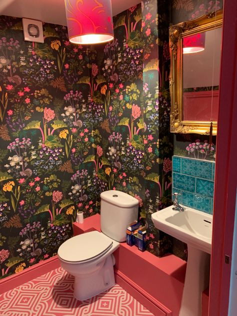 Regal Bedroom Ideas, Eccentric Bathroom Ideas, Retro Washroom, Maximalist Powder Room, Crazy Bathroom Ideas, Eccentric Maximalist, Whimsical Bathroom Ideas, Eccentric Bathroom, Funky Bathroom Ideas