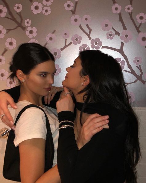 Kendall (@kendalljenner) on Instagram: “love you, mean it” Kylie Jenner Sister, Worst Hairstyles, Kendall E Kylie, Mert And Marcus, Looks Kylie Jenner, Trajes Kylie Jenner, Mode Ulzzang, Kylie J, Jenner Family