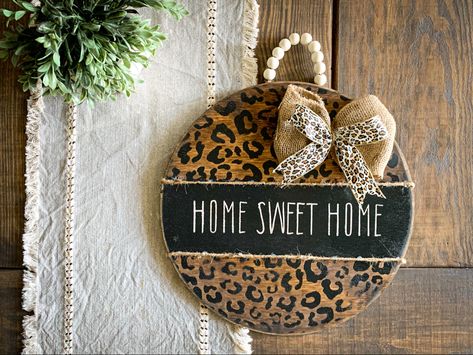 Coastal Boutique, Farmhouse Wreaths, Hanger Ideas, House Craft, Door Signs Diy, Wood Wreath, Wooden Door Signs, Market Ideas, Round Door