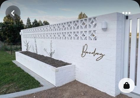 Planter Fence Wall, Breeze Block Fence Ideas, Breeze Blocks Fence, Breeze Block Front Porch, Breeze Block Fence Front Yard, Breeze Block Wall Front Of House, Breeze Block Fence With Gate, Breeze Block Front Fence, Brick Fence Ideas Concrete Blocks