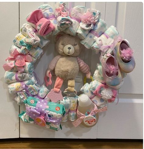 Diaper Wreath Diy, Baby Door Wreaths, Unique Diaper Cakes, Baby Shower Wreath, Diaper Wreath, Country Baby Shower, Diaper Gifts, Baby Wreath