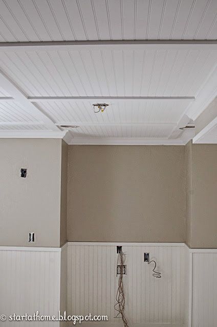 Lambriseringen Gang, Diy Wainscoting, Beadboard Ceiling, Diy Basement, Basement Makeover, Basement Ceiling, Hal Decor, Bead Board, Bad Inspiration