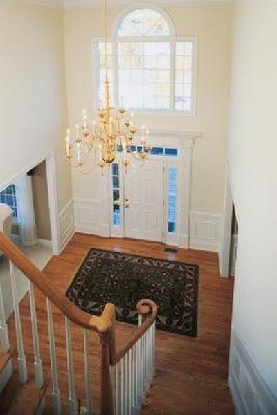 Because the entryway in a classic Colonial-style home is not the expansive foyer typical of some contemporary designs, decorating it can present a challenge. Upon entering the front door of a Georgian, Dutch or Classic Revival Colonial, you immediate see a staircase leading to the second story. Select traditional ... Colonial Entryway, Classic Entryway, Foyer With Stairs, Entrance Foyer Design, Foyer Ideas Entryway, Foyer Light, Foyer Staircase, Foyer Chandelier, Grand Hall