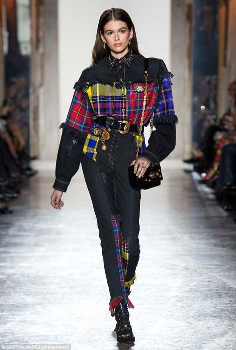 Tartan Clothing, Tartan Fashion, 2018 Runway, Versace Style, Luxury Clothes Men, Fashion Week 2018, Versace Fashion, Men Fashion Show, Claudia Schiffer