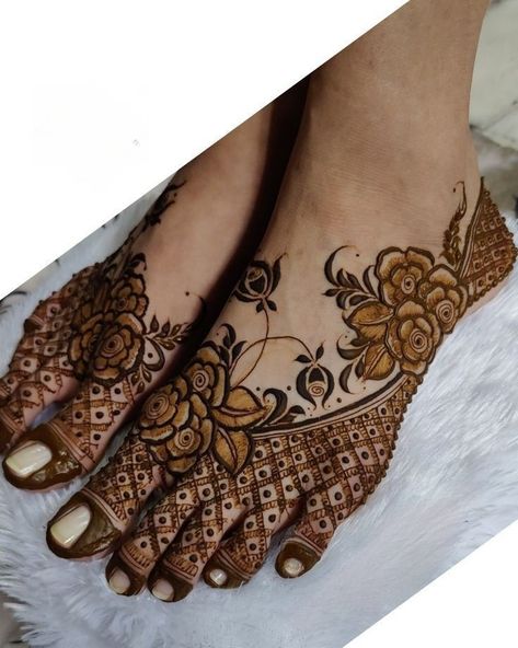 New Flower Mehndi Designs, Mehndi Flowers Design, Rose Mehndi Designs Flowers, Chex Mehndi Design, Feet Henna Designs, Legs Henna, Mehandi Simple, Foot Mehndi Designs, Flowers Mehndi