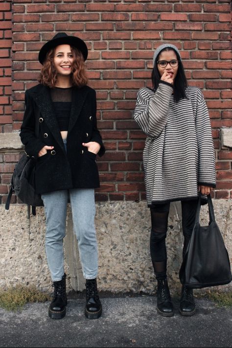 The grunge gals. Street style at its finest. Grunge Doc Martens, 1990s Fashion Grunge, Moda Grunge, Fashion Guys, Diy Outfits, Doc Martens Outfit, Look Grunge, Vogue Editorial, Looks Pinterest