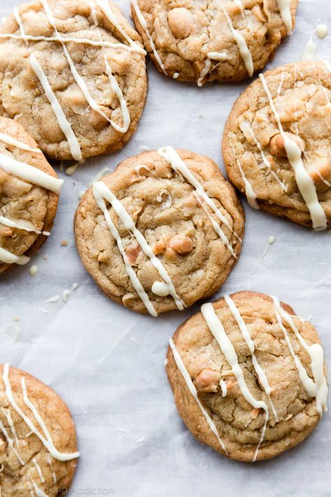 These soft and chewy coconut macadamia nut cookies are baked until the edges are crisp, then drizzled with white chocolate for an extra decadent treat! Moms Fudge, Coconut Macadamia Nut Cookies, White Chocolate Drizzle, Cereal Cookies, Macadamia Cookies, Macadamia Nut Cookies, Nut Cookies, Pretty Desserts, Healthy Cookie