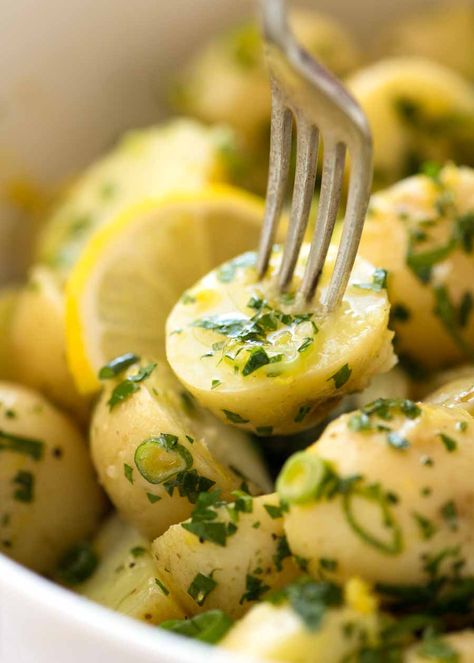 You don't need mayo for a terrific Potato Salad! The secret is to marinate the potato so it sucks up flavour like a sponge. Love the bright zesty flavour in this one! Lemon Potato Salad, Roasted Potato Salads, Bacon Potato Salad, Salad With Lemon, Creamy Potato Salad, Lemon Potatoes, Recipetin Eats, Recipe Tin, Hash Brown