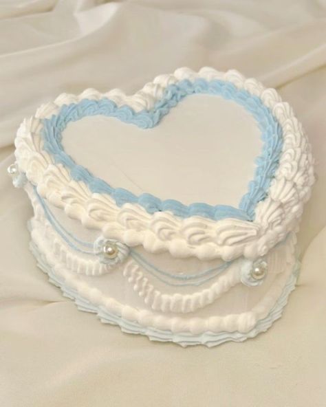 Pretty Heart Shaped Cakes, Blue Birthday Cake, Heart Wedding Cake, Heart Birthday Cake, Bolo Vintage, Cake Heart, Heart Shaped Cake, Vintage Birthday Cakes, Heart Cakes