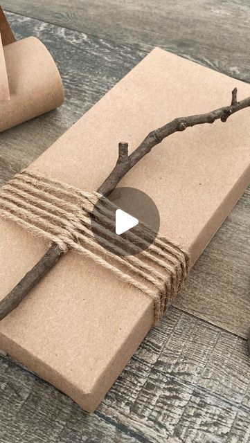 Boho Gift Wrapping Ideas, Gift Wrapping With Brown Paper, Sustainable Gift Wrapping, Gift Bag Decorating Ideas, Wrapping Ideas Christmas, Rock Wrapping, Christmas Wrapping Ideas, Christmas Gift Wrapping Ideas, Brown Paper Wrapping