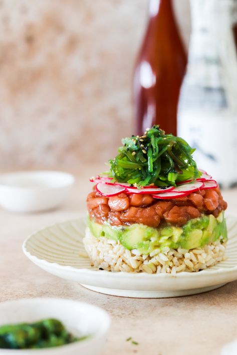 Salmon & Avocado Poké Tartare (Gluten Free) Salmon Tartare Plating, Wakame Salad, Salmon Tartare, Salmon Sashimi, Fresh Dishes, Salmon Avocado, Poke Bowl, Rice Vinegar, Tasty Dishes