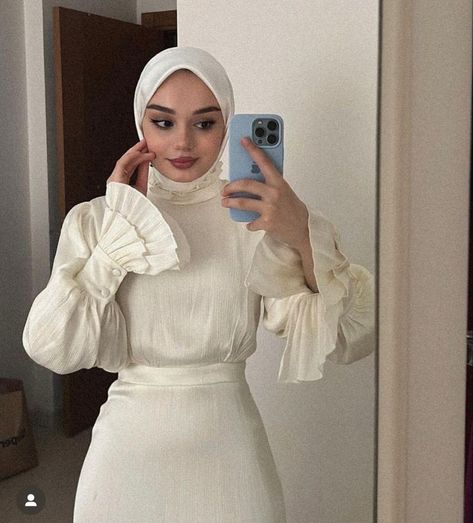 Hijab Fashion Design, Winter Hijab Fashion, Hijab Fits, Winter Hijab, Hairstyles Korean, Mode Turban, Hijab Trends, Soiree Dress, Muslim Fashion Hijab Outfits