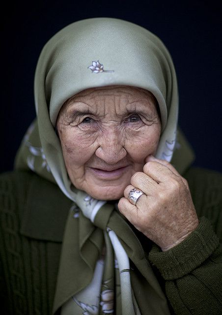 KYRGYSTAN! Stay with a Kyrgyz family in the Tian Shan mountain villages! #Kyrgystan Veiled Woman, Eric Lafforgue, Steve Mccurry, Old Faces, Studio Backgrounds, We Are The World, Old Woman, Human Face, Old People