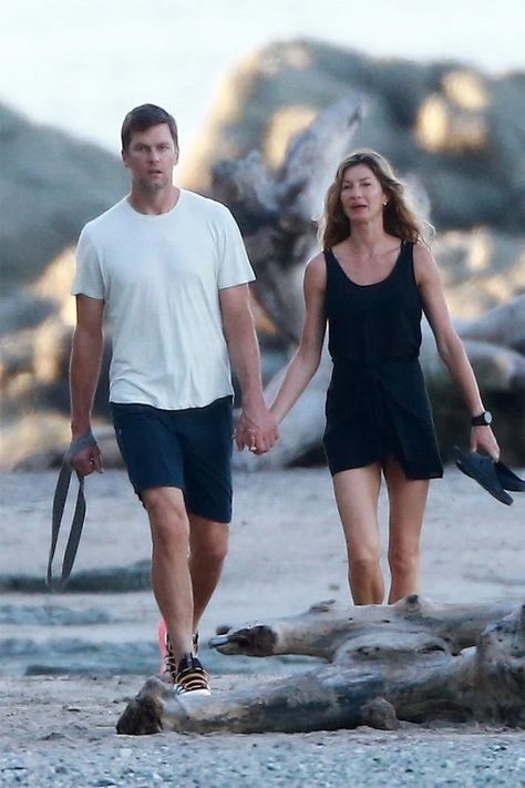 Tom Brady Wife, Tom Brady Kids, Tom Curran, Tom Brady And Gisele, Gisele B, Beach Date, Julian Edelman, Simple Black Dress, Romantic Beach