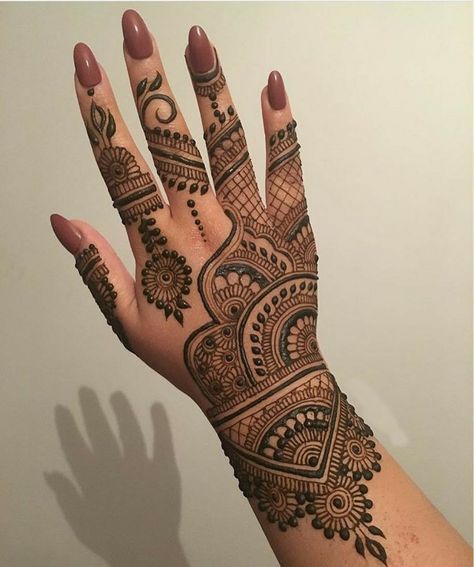 Henne Tattoo, Jagua Henna, Front Mehndi Design, Palm Mehndi Design, Tato Henna, Mehndi Designs Bridal Hands, Modern Henna Designs, Henna Art Designs, Tattoo Henna