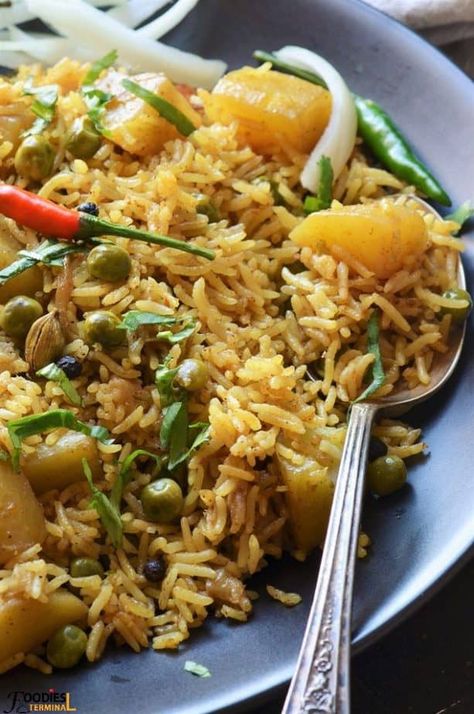 Aloo Matar Pulao aka Indian style Potato peas rice dish that's cooked under 30 mins in the Instant Pot. Make this easy peas rice recipe for potlucks, picnics, parties, lunch or dinner. It's gluten free & can be made vegan. A great one pot rice dish that's cooked with peas & potatoes. #aloomatarpulao #matarpulao #aloopulao #pulao #ricepilaf #indianpulaovegetarian #peasrice #glutenfree #vegetarian #instantpotmatarpulao #instantpotpeaspulao #peas #aloo #foodiesterminal Peas Rice, Veg Pulao, Healthy One Pot Meals, Pilaf Recipes, Easy Rice, Rice Recipes For Dinner, Rice Varieties, Rice Field, Pulao Recipe