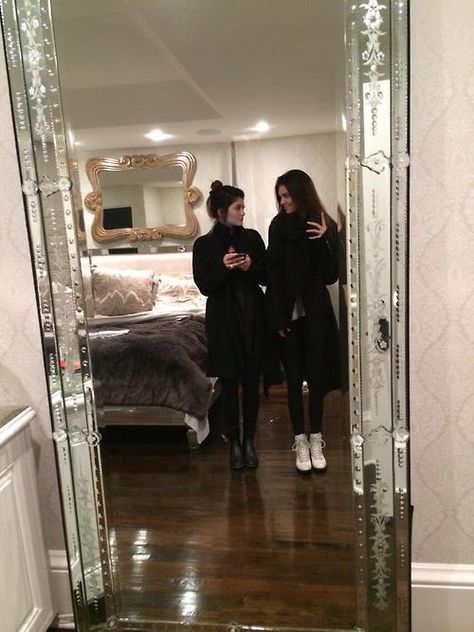 Kylizzle Kendall Jenner Room, Kendall Jenner Bedroom, Kendall Bedroom, Kylie Jenner Room, Kylie Jenner Mirror, Jenner Girls, Estilo Kardashian, Kendal Jenner, Jenner Sisters