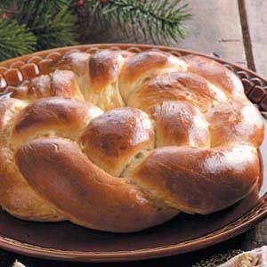 Christmas Wreath Bread, Wreath Bread, Braided Wreath, Bread Wreath, Prepare For Christmas, Birthday Candle Holder, Favorite Christmas Recipes, Christmas Bread, Braided Bread