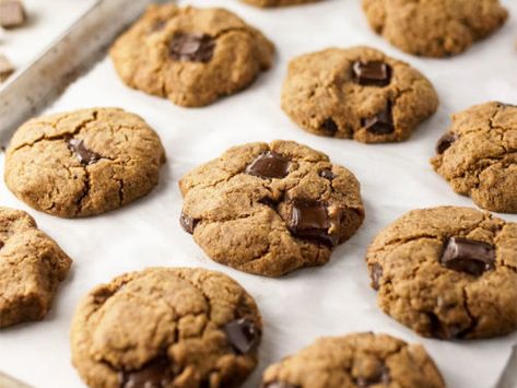 Easy Vegan Buckwheat Chocolate Chip Cookies Paleo Almond Butter Cookies, Greens Recipes, Tahini Chocolate, Low Fodmap Snacks, Chocolate Fudge Cookies, Fodmap Snacks, Buckwheat Recipes, Almond Butter Cookies, Cookies Healthy