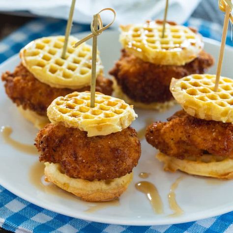 Chicken and Waffles Sliders Brunch Finger Foods, Waffle Sliders, Breakfast Sliders, Brunch Summer, Eggo Waffles, Boiled Chicken Breast, Breakfast Slider, Savory Waffles, Crispy Waffle