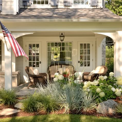 Front Porch Landscape, Veranda Design, Cheap Landscaping Ideas, Porch Landscaping, Home Designs Exterior, House Cozy, Porch Remodel, Front Porch Design, Farmhouse Landscaping