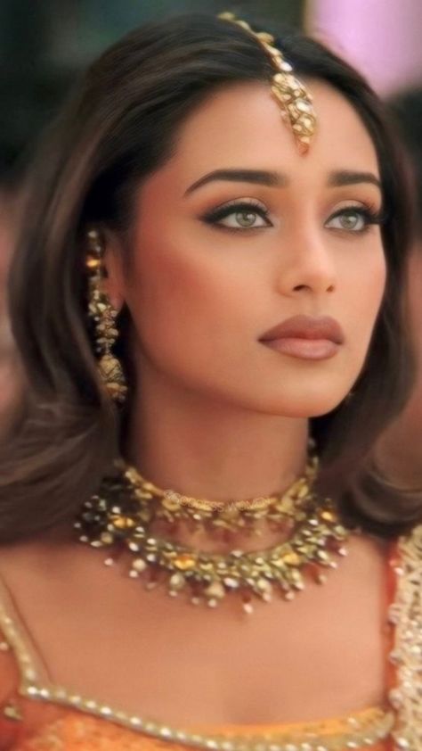 Retro Makeup Looks 90s, Mujhse Dosti Karoge, Retro Makeup Looks, Indian Makeup Looks, 90s Bollywood Actress, 90s Bollywood Fashion, 90s Makeup Look, Bollywood Makeup, 90s Bollywood Aesthetic