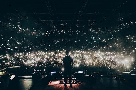 John Mayer Wallpaper, John Mayer Concert, Concert Wallpaper, Guitar Straps, Concert Aesthetic, Dark Wallpaper Iphone, Live Band, The Arena, I John