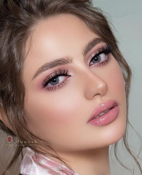 Uncovering the Mysteries: The Reasons Why Women Put on Make-Up Vintage Makeup Looks, Light Makeup Looks, Classy Makeup, Glam Wedding Makeup, Wedding Eye Makeup, Engagement Makeup, Makeup Pengantin, Makeup And Beauty Blog, Simple Makeup Looks