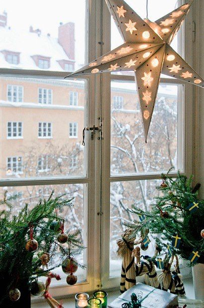 Swedish Christmas Window Swedish Christmas Decorations, Modern Jul, Sweden Christmas, Star Yellow, Christmas Lights Outside, Scandinavian Christmas Decorations, Deco Studio, Christmas Window Decorations, Scandi Christmas