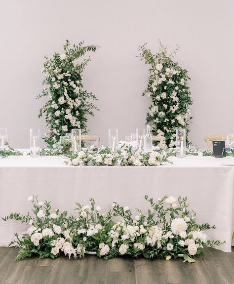 Wedding Head Table Ideas Receptions, Sweetheart Table Garden Wedding, Flower Arch Sweetheart Table, Head Table Arch, Bridal Head Table, Wedding Cake Backdrop, Bridal Table Flowers, Sweetheart Table Flowers, Head Table Backdrop