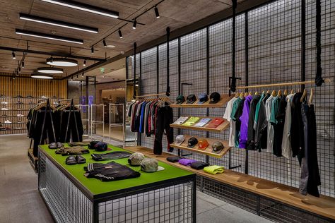 Bape Store, Loft Shop, Retail Space Design, Visual Merchandising Displays, Store Design Boutique, Boutique Display, Retail Concepts, Boutique Interior Design, Store Interiors